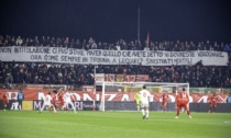 In curva due striscioni che non passano inosservati