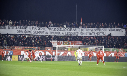 In curva due striscioni che non passano inosservati