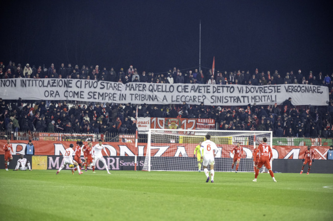 In curva due striscioni che non passano inosservati