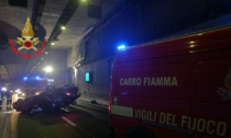 Auto si ribalta nel tunnel dopo aver urtato la parete