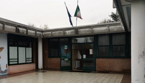 Intrusione alla scuola dell’infanzia: muri imbrattati con disegni volgari e scritte. Scorribande nelle aule