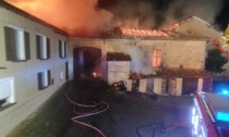 A fuoco nella notte un vecchio cascinale a Triuggio