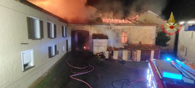 A fuoco nella notte un vecchio cascinale a Triuggio