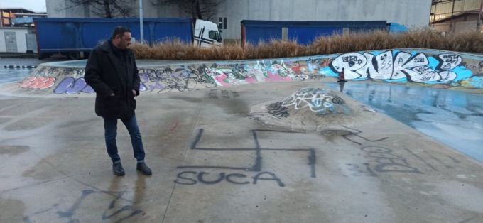 Svastiche naziste sulle rampe dello skatepark