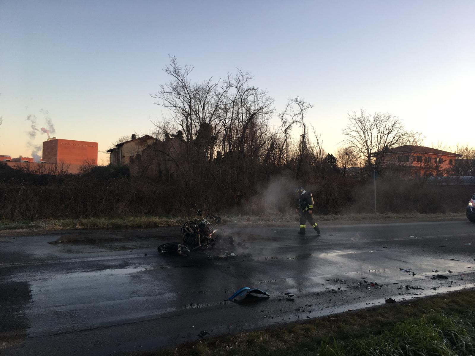 Vimercate gennaio 2025 incidente Sp45 tamponamento moto auto moto in fiamme incendio