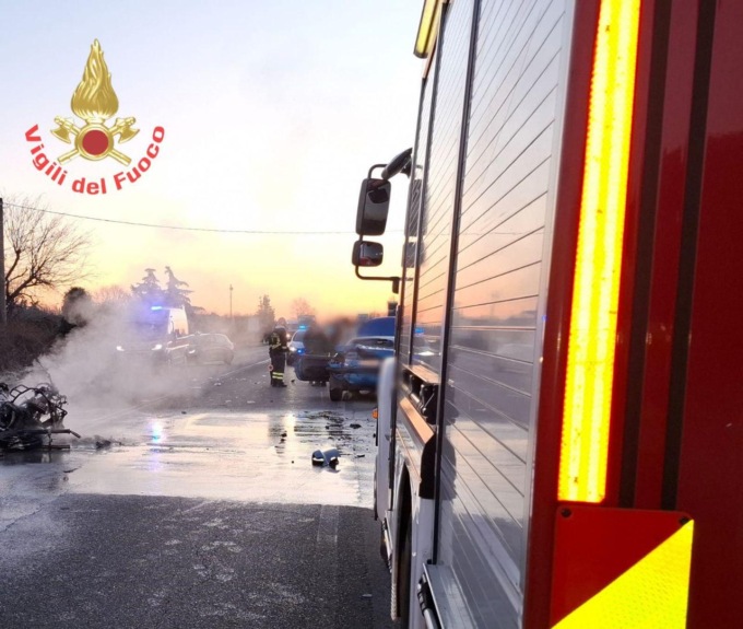 Tamponamento sulla Sp45, moto distrutta dalle fiamme e strada chiusa