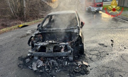 Auto in fiamme, attimi di paura a Usmate Velate