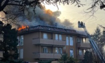 Domato l'incendio sul tetto di un condominio a Concorezzo