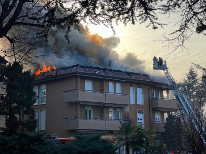 Domato l’incendio sul tetto di un condominio a Concorezzo