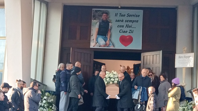 Folla commossa ai funerali di Marco Magagna