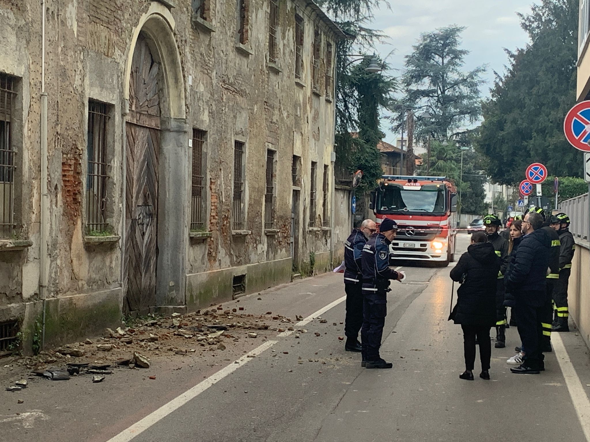 Vimercate via battisti crollo cornicione vecchio ospedale