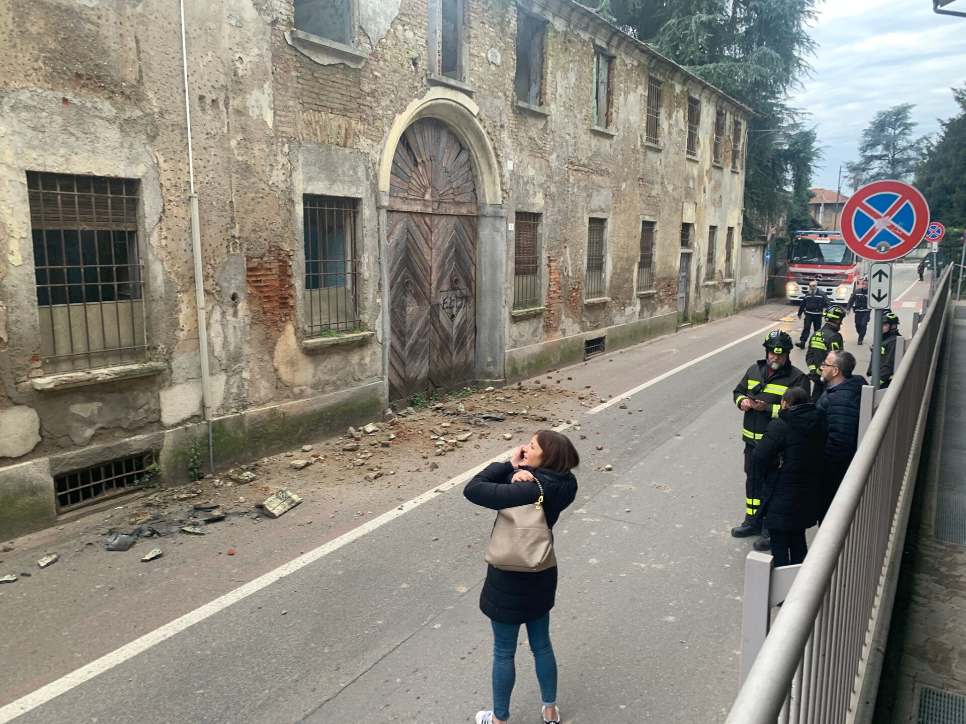 Vimercate via battisti crollo cornicione vecchio ospedale