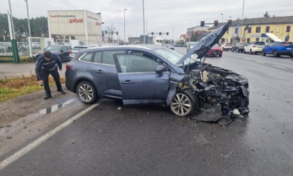 Violento scontro tra due auto, una persona soccorsa in codice rosso