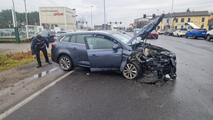 Violento scontro tra due auto, una persona soccorsa in codice rosso