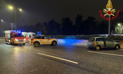 Auto finisce contro lo spartitraffico sulla Statale 36: ferito gravemente un 65enne