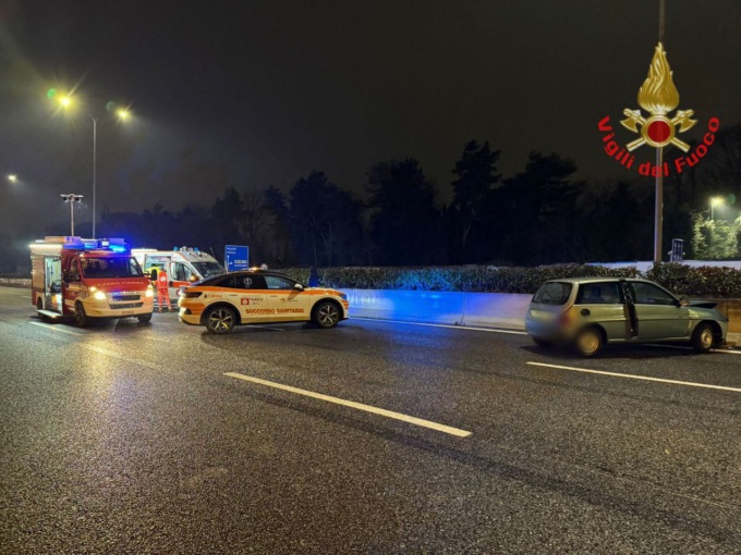 Auto finisce contro lo spartitraffico sulla Statale 36: ferito gravemente un 65enne