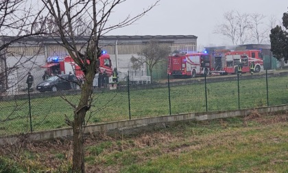 Incendio nella stalla di un'azienda agricola, uomo soccorso in codice rosso