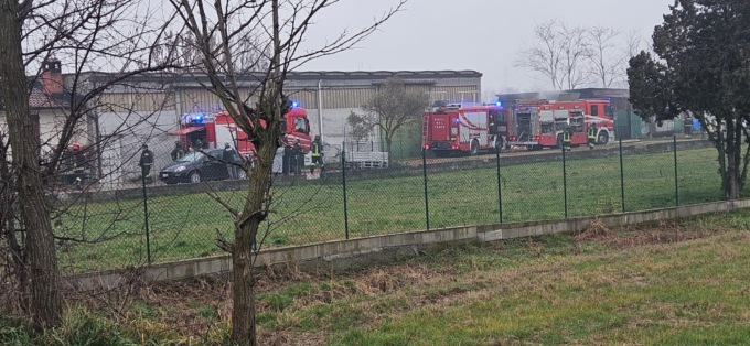 Incendio nella stalla di un’azienda agricola, uomo soccorso in codice rosso