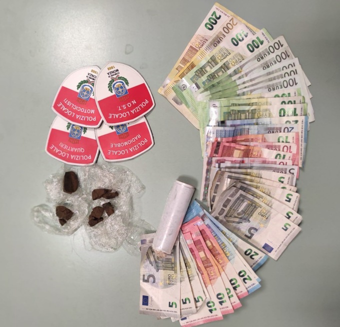 Litigano nel parcheggio per questioni di droga e si scontrano più volte con le macchine