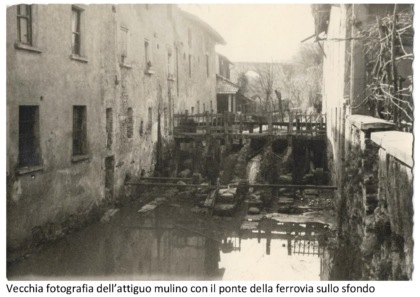 Vecchia fotografia dell'attiguo mulino con il ponte della ferrovia sullo sfondo