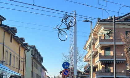 Incredibile a Seveso: la sbarra del passaggio a livello solleva una bicicletta