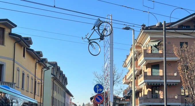 Incredibile a Seveso: la sbarra del passaggio a livello solleva una bicicletta