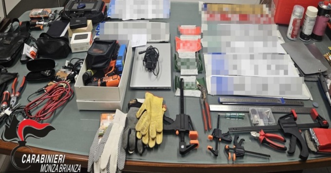 Rubavano le auto, le modificavano e le rivendevano: due arresti