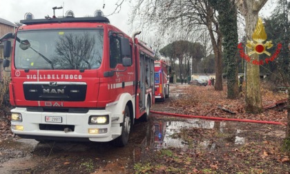 Fiamme a Desio in una ditta dismessa, Vigili del Fuoco in azione