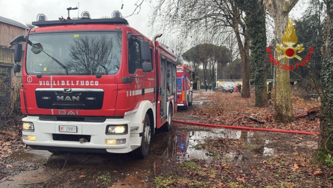 Fiamme a Desio in una ditta dismessa, Vigili del Fuoco in azione