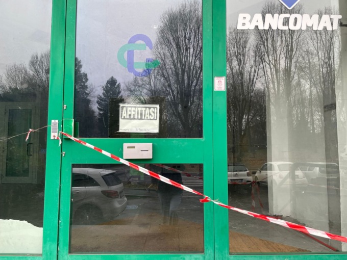 Fanno esplodere il bancomat, ma restano a bocca asciutta