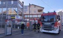 Incendio in un magazzino, mobilitazione dei pompieri