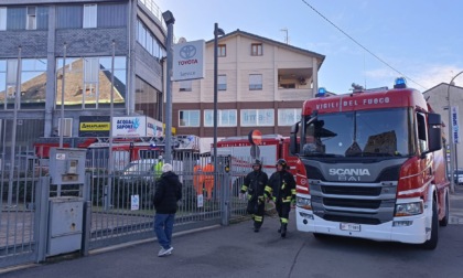 Incendio in un magazzino, mobilitazione dei pompieri