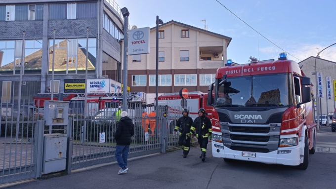 Incendio in un magazzino, mobilitazione dei pompieri