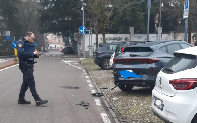 Contromano, provoca un incidente e scappa: beccato dalla Polizia locale
