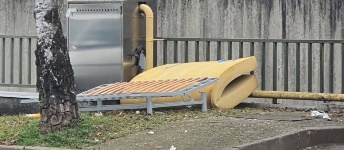 Scaricano il letto davanti alla farmacia del sindaco, identificati e multati
