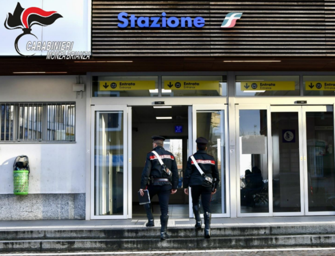 Un 15enne con un taser e un 17enne con un coltellino: entrambi denunciati