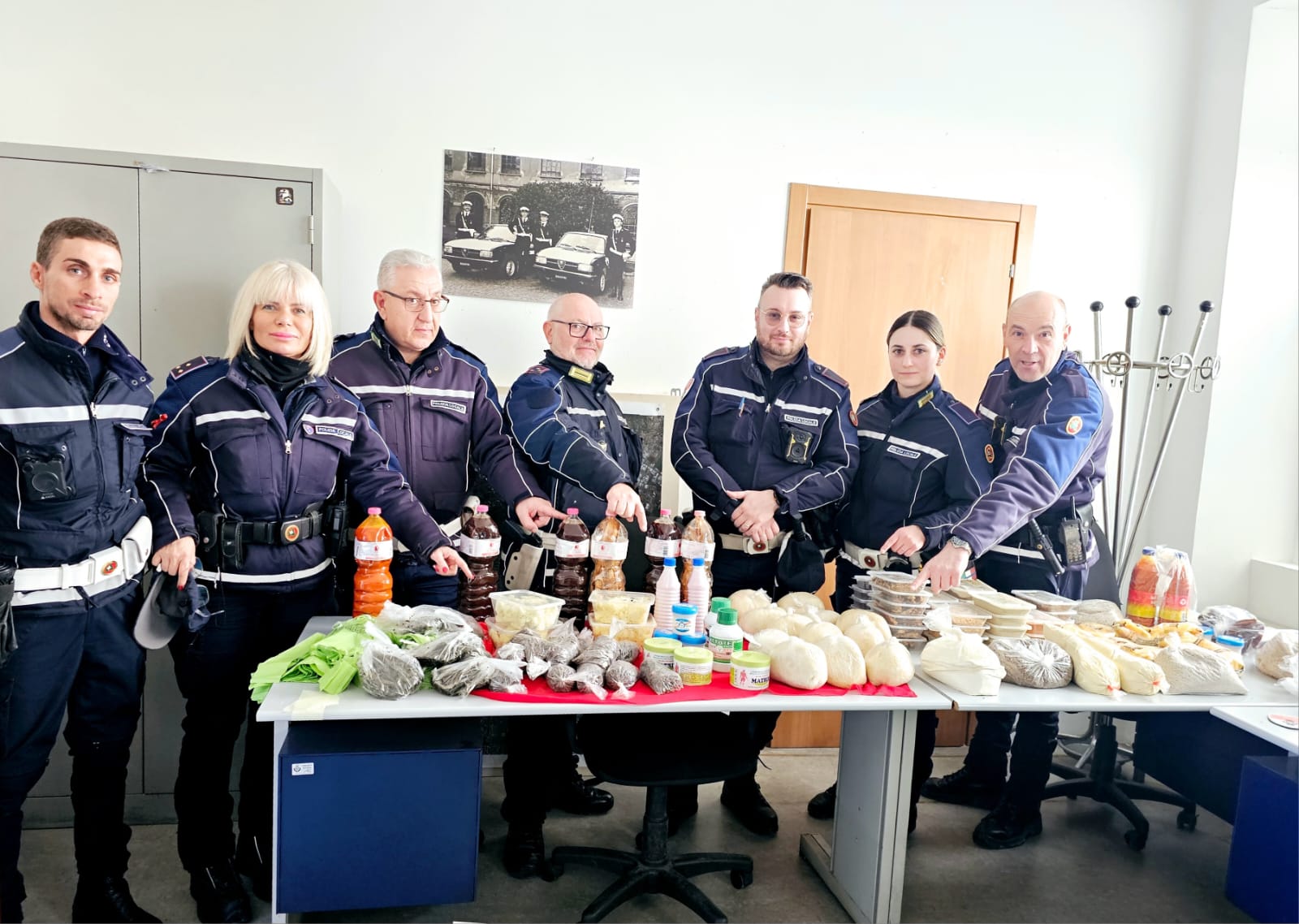 Monza stazione ferroviaria blitz anti degrado Polizia locale cibo sequestrato