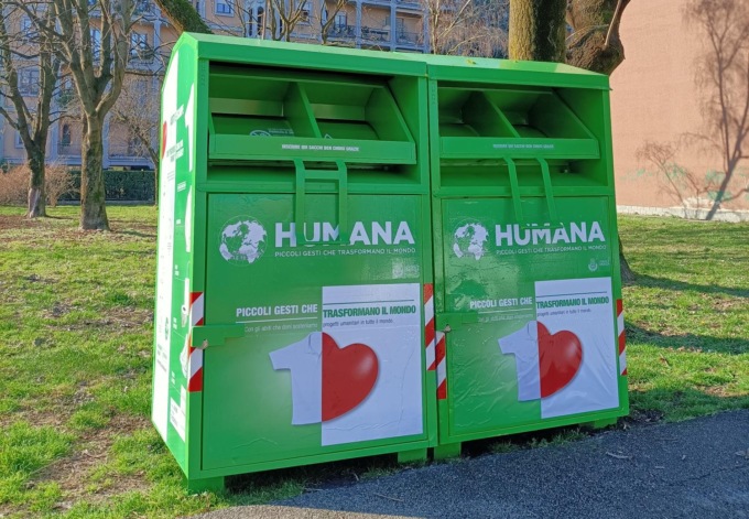 Abiti e tessili: a Monza i nuovi contenitori di Humana People to People Italia