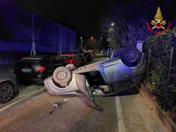 Renate, perde il controllo dell’auto e si ribalta