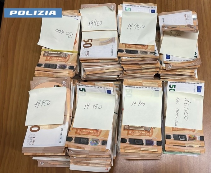Nascondeva in casa oltre 140mila euro, borse di lusso e gioielli rubati: fermato un 36enne