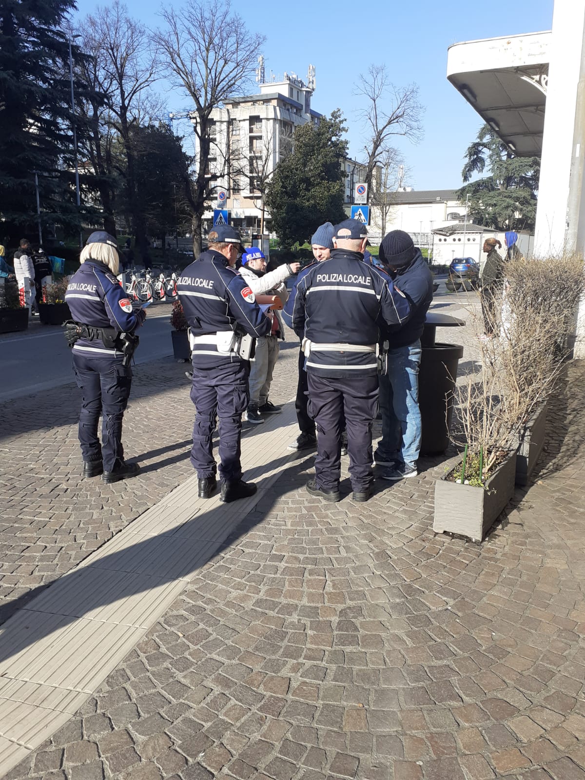 Monza stazione ferroviaria blitz anti degrado Polizia locale cibo sequestrato