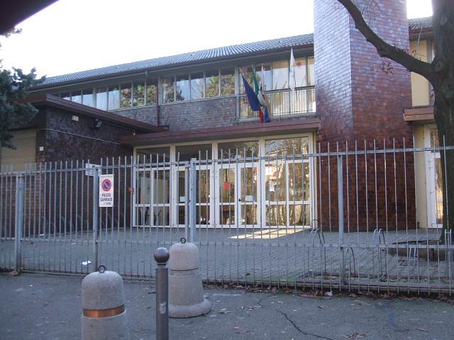 Rapinati con il coltello all’uscita da scuola