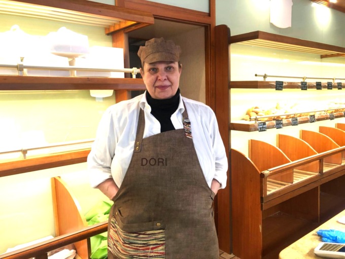 Rapinatore armato di taglierino strattona la commessa e si dilegua con il bottino