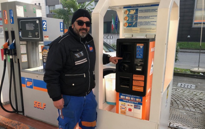 Dal benzinaio le scritte al totem in dialetto: «Per aiutare gli anziani»