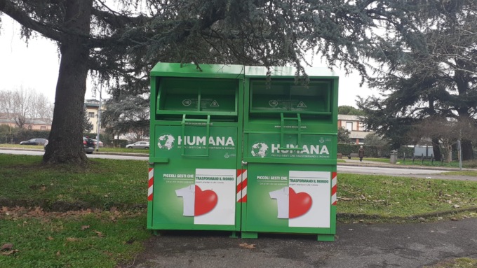 Nuovi contenitori per gli indumenti usati a Monza: già raccolte quasi 7 tonnellate
