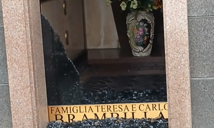 Cimitero assaltato dai ladri: furti su decine di tombe, distrutta la vetrata di una cappella