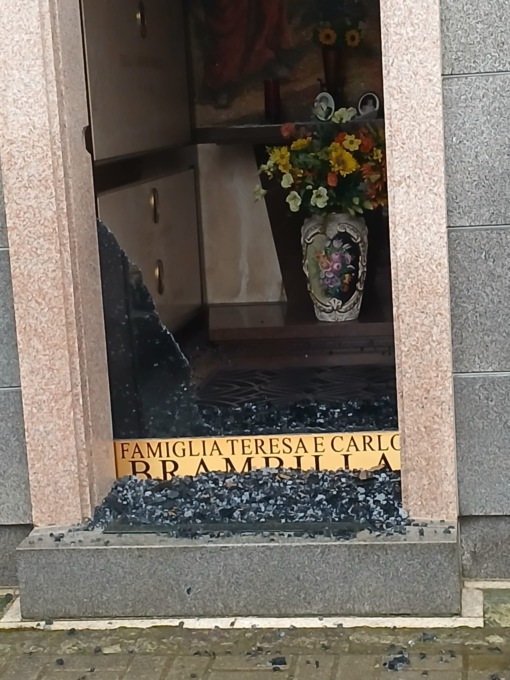 Cimitero assaltato dai ladri: furti su decine di tombe, distrutta la vetrata di una cappella