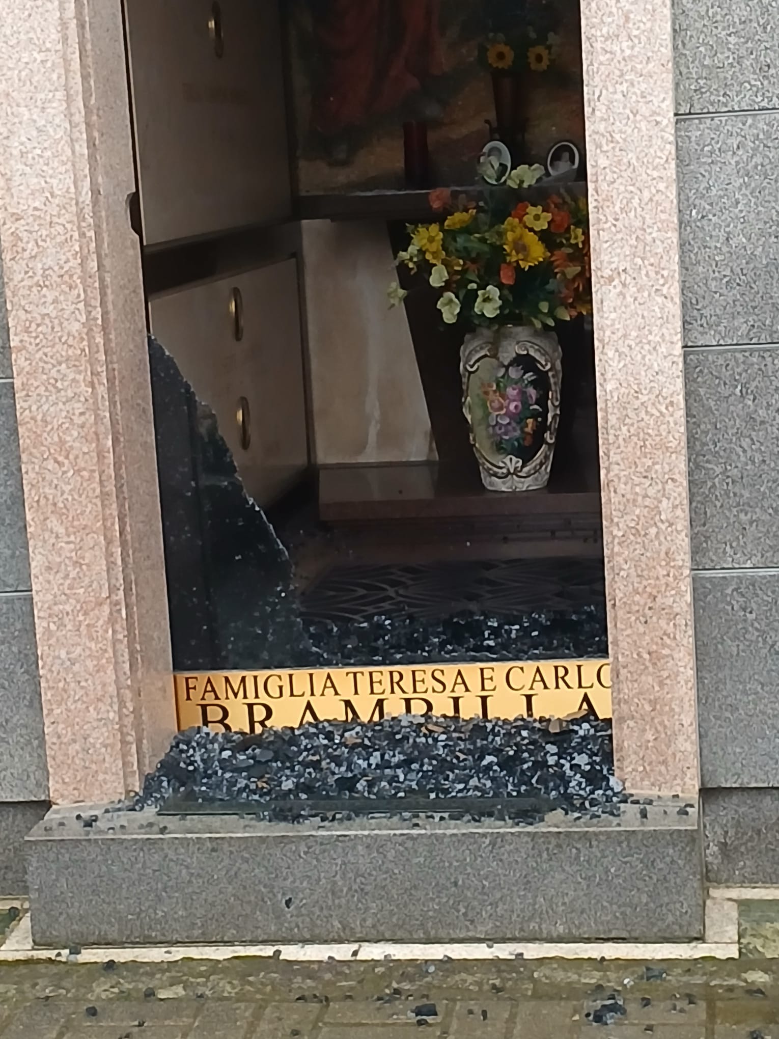 Vimercate furti cimitero