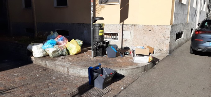“Ci mettono i rifiuti sotto casa”, condominio costretto alla denuncia