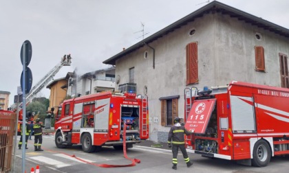 Brucia il tetto di una villetta, nessun ferito